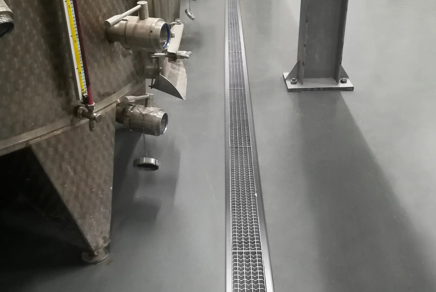 Drenaje en la industria alimentaria: por qué elegir canales de acero inoxidable