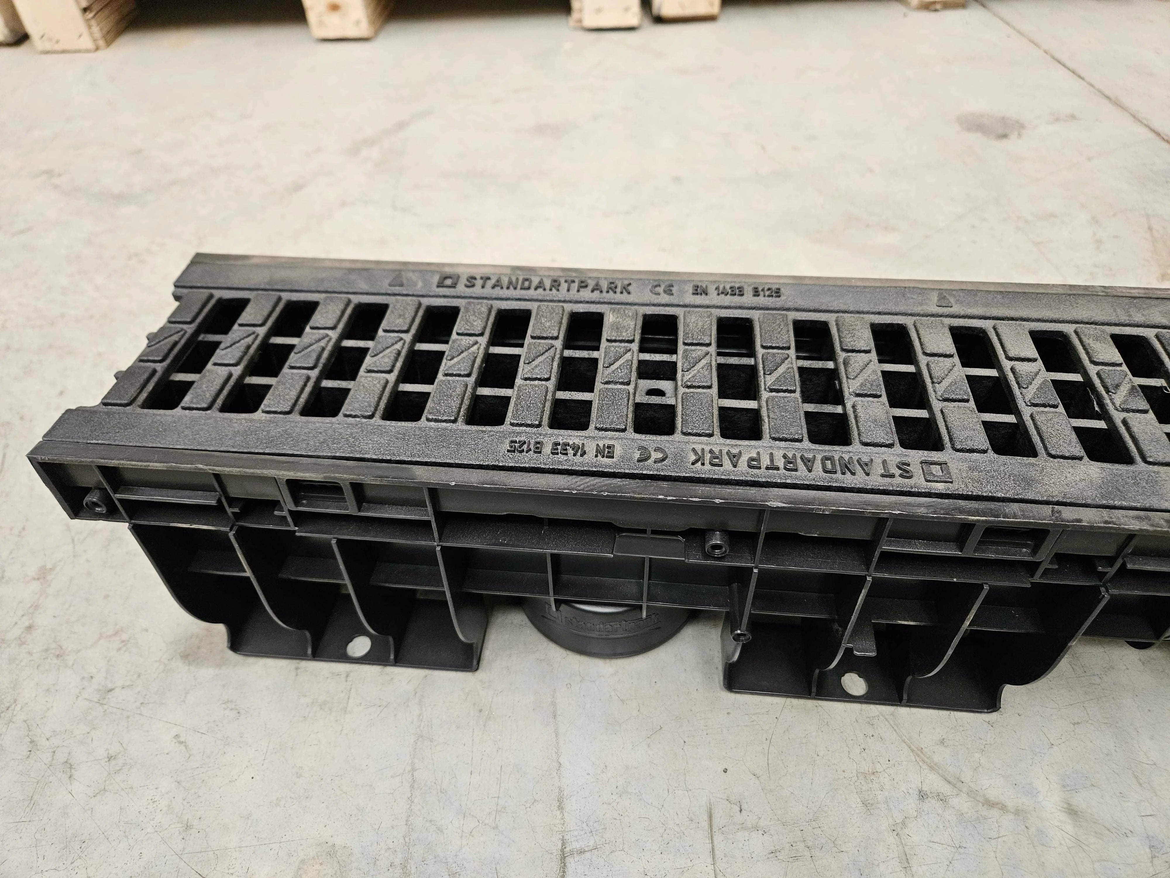 Canal de Plástico PolyMax Basic DN100 H163 con Rejilla de Plástcio Nervada B125 - Liquidación