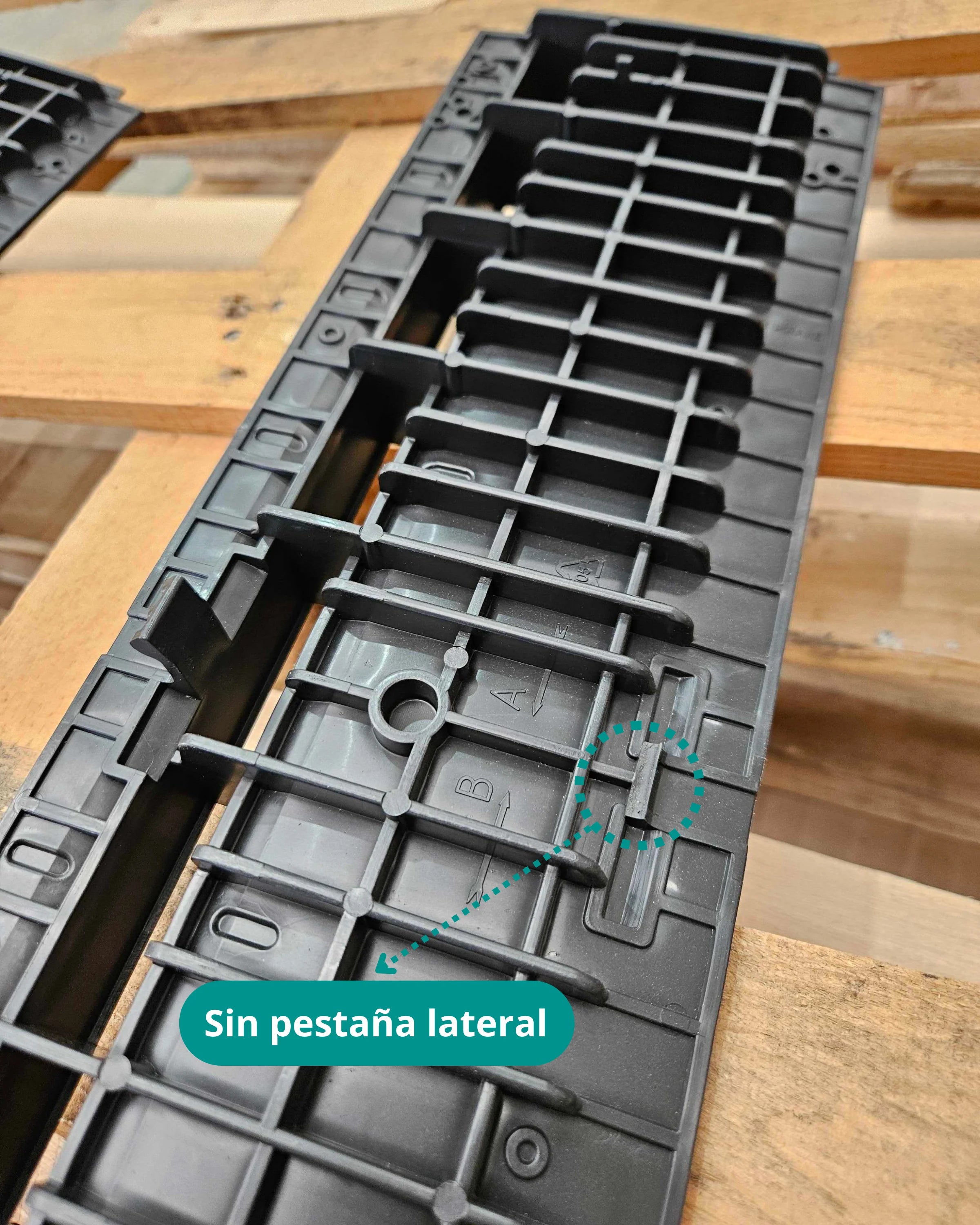 Rejilla oculta ranurada (SLOT) de plástico color negro H25 - Producto defectuoso