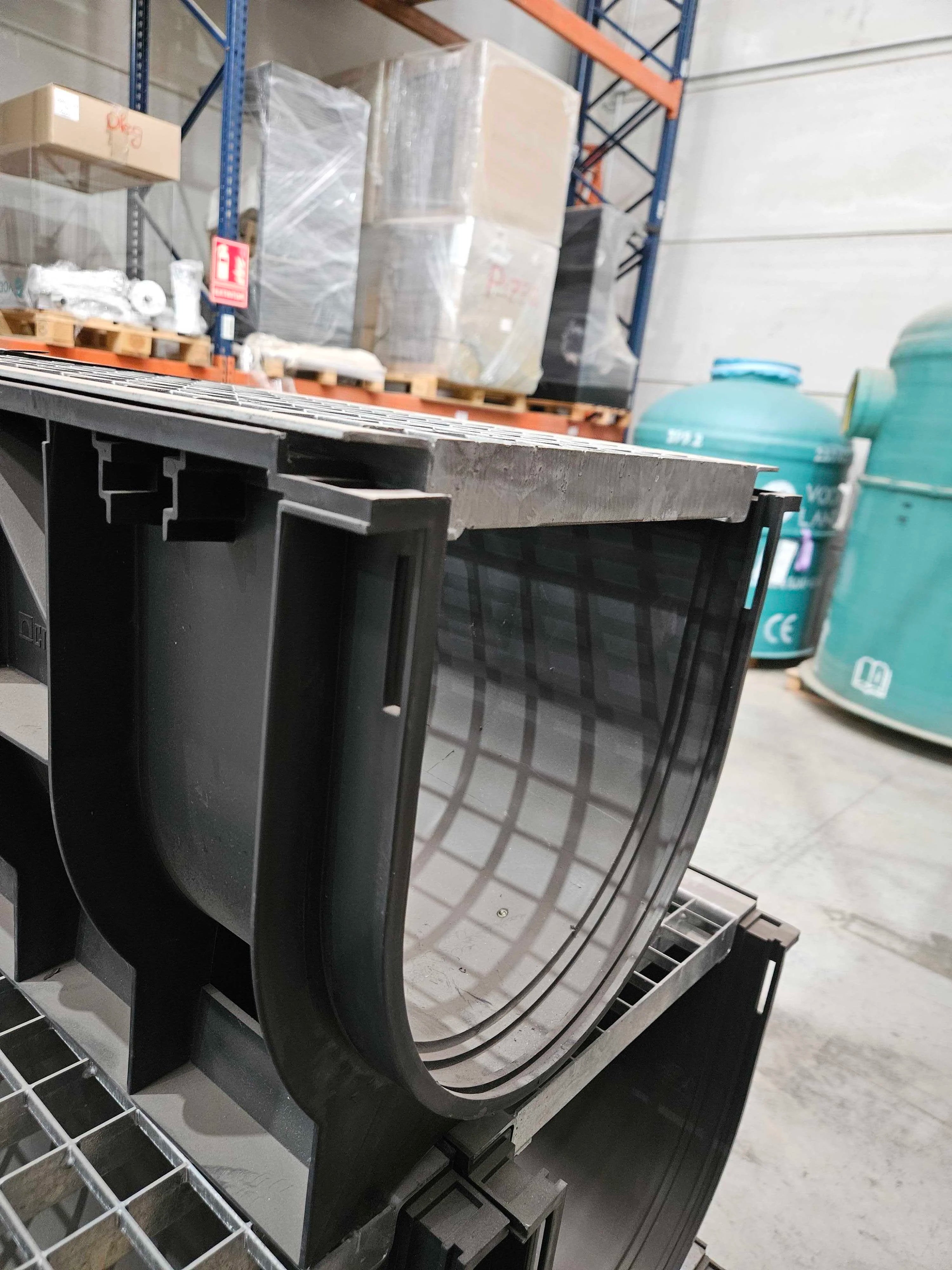 Canal de Plástico PolyMax Basic DN300 H356 con Rejilla Entramada de Acero Galvanizado Clase A15 - Liquidación