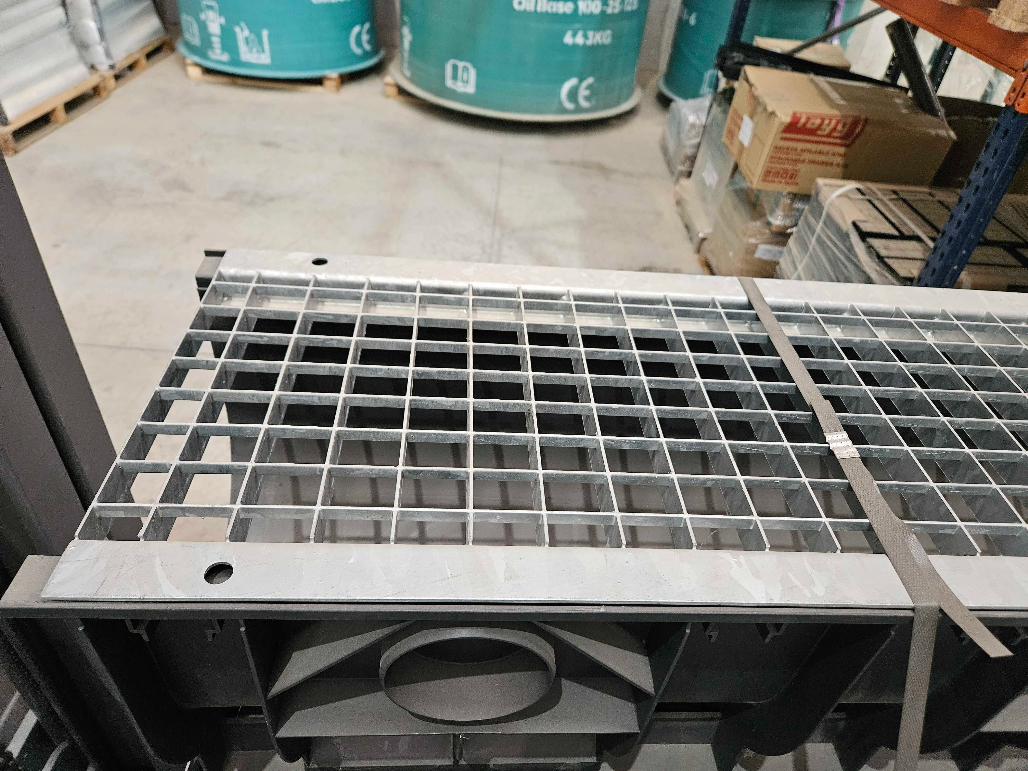 Canal de Plástico PolyMax Basic DN300 H356 con Rejilla Entramada de Acero Galvanizado Clase A15 - Liquidación