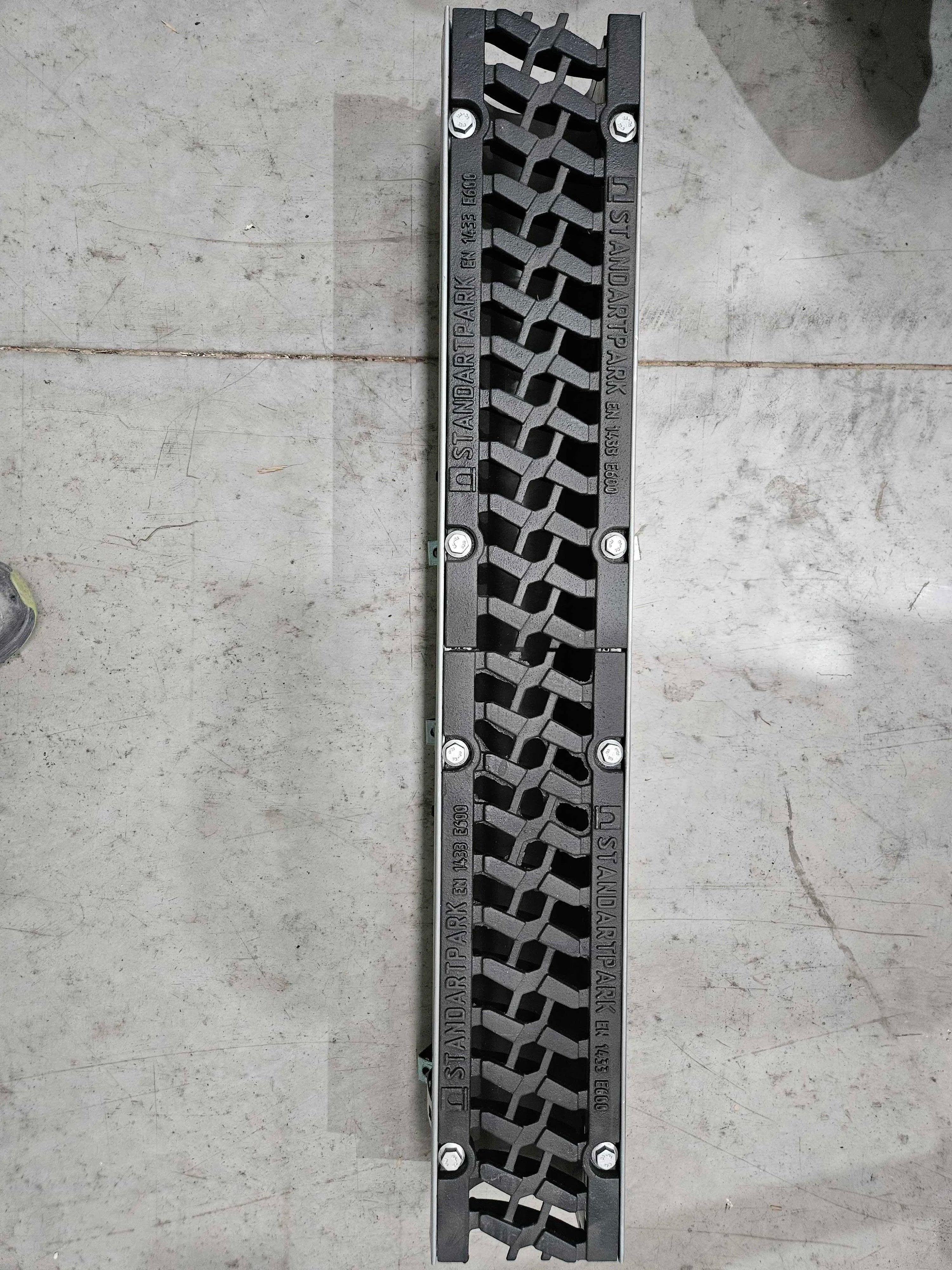 Canal de Plástico PolyMax Drive DN100 H170 con Rejilla de Fundición Dúctil Clase E600 - Liquidación