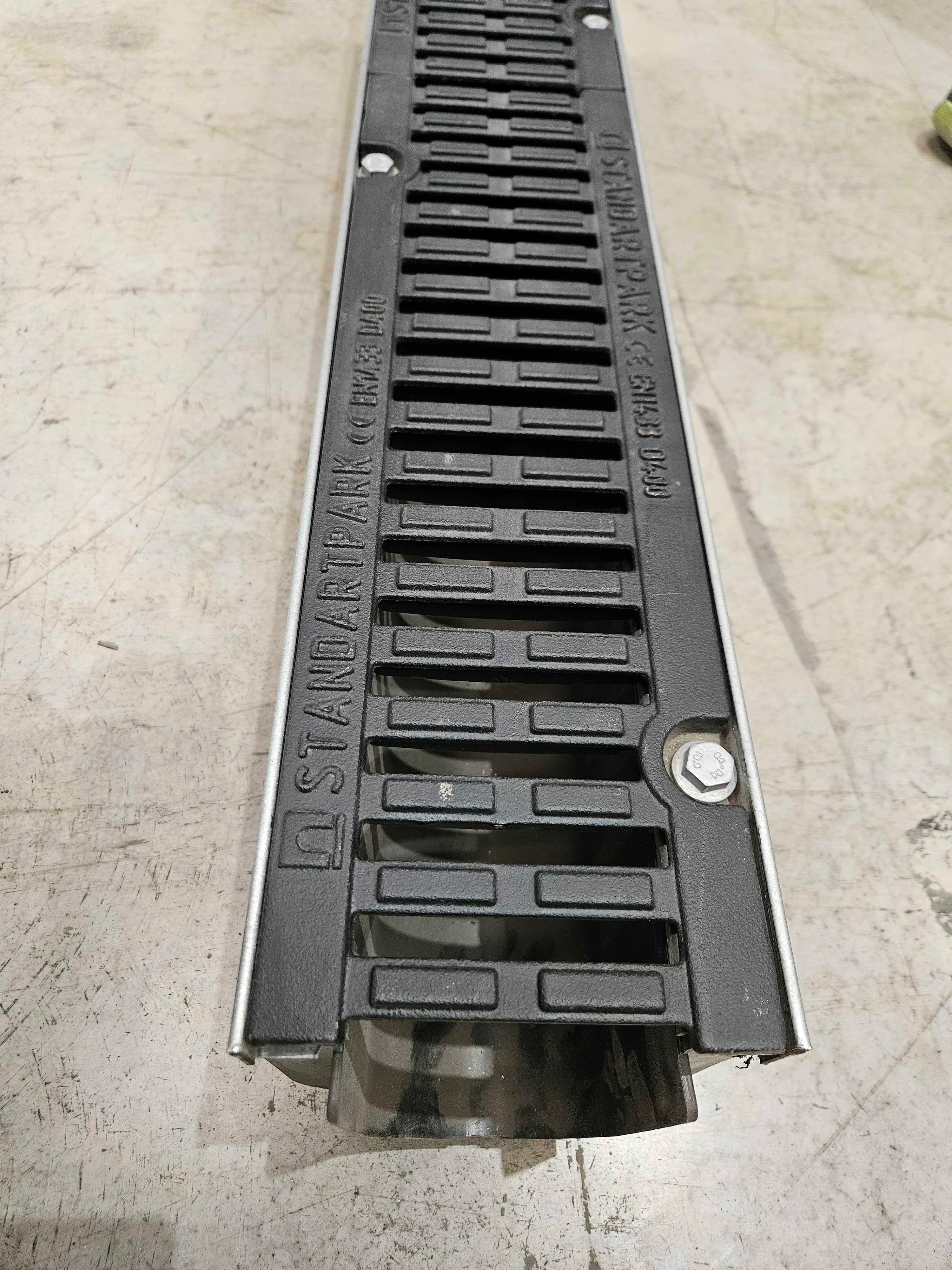 Canal de Plástico Pro DN100 H200 con Rejilla de Fundición Dúctil Clase D400 - Liquidación