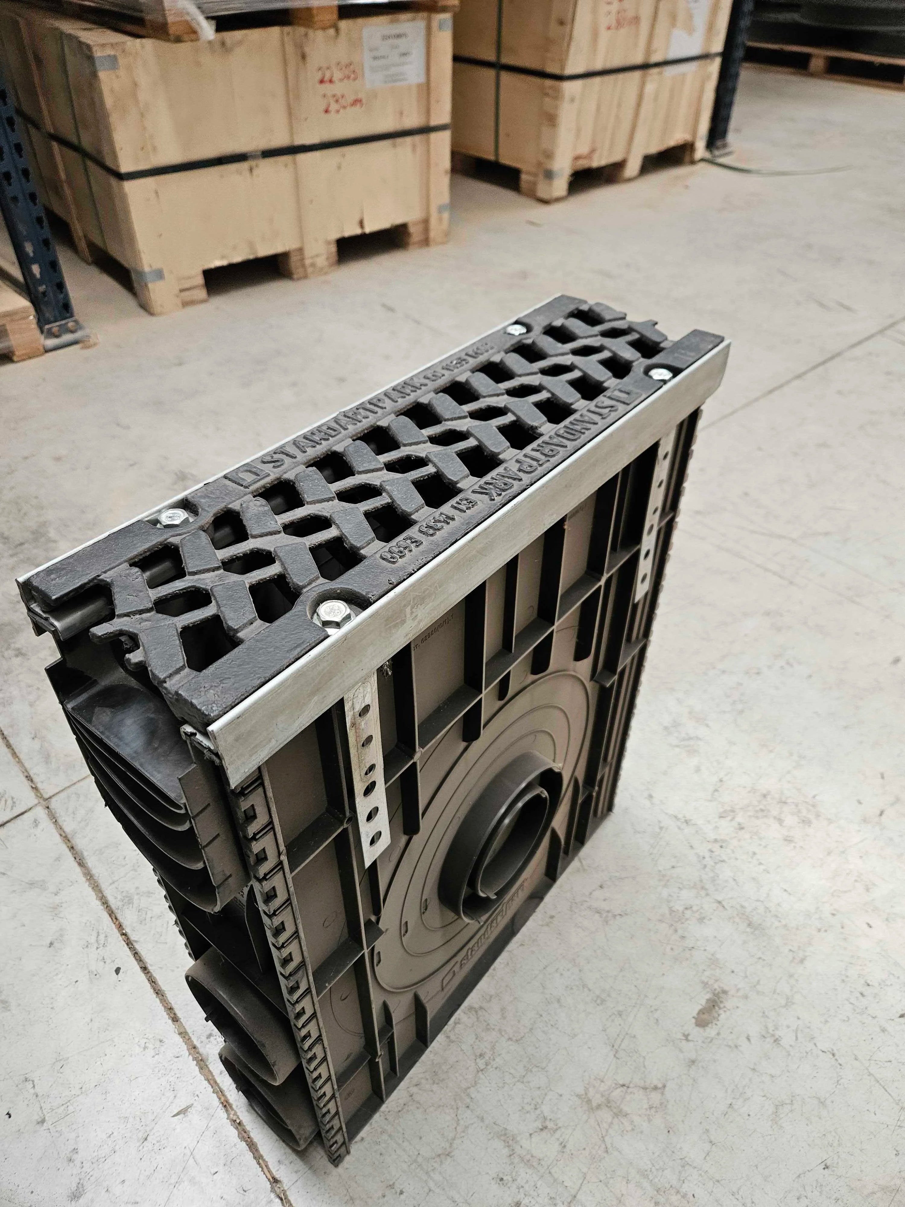 Sumidero de Plástico PolyMax Drive DN100 con Rejilla Fundición Dúctil E600 - Liquidación
