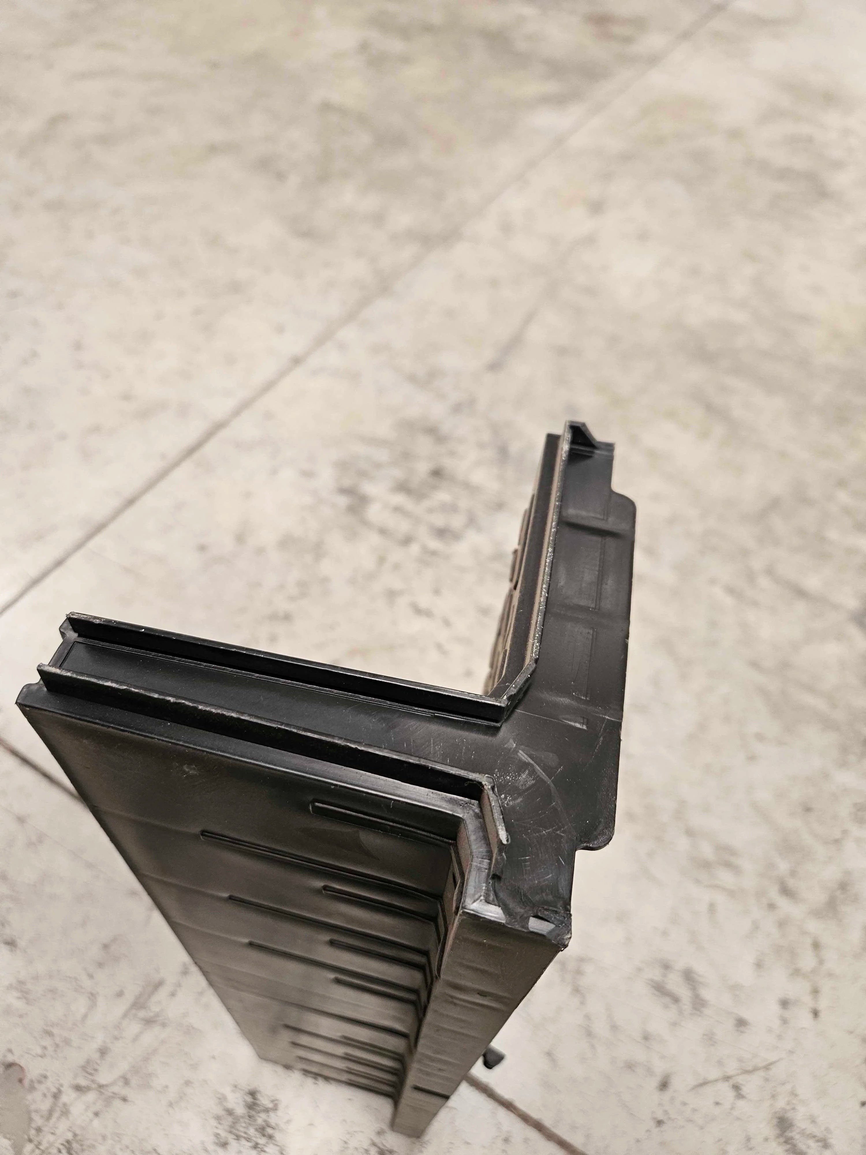 Rejilla oculta ranurada (SLOT) de plástico color negro H100 - Producto defectuoso