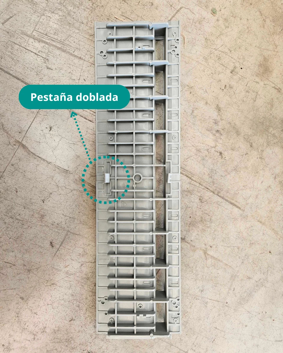 Rejilla oculta ranurada (SLOT) de plástico color gris H25 - Producto defectuoso