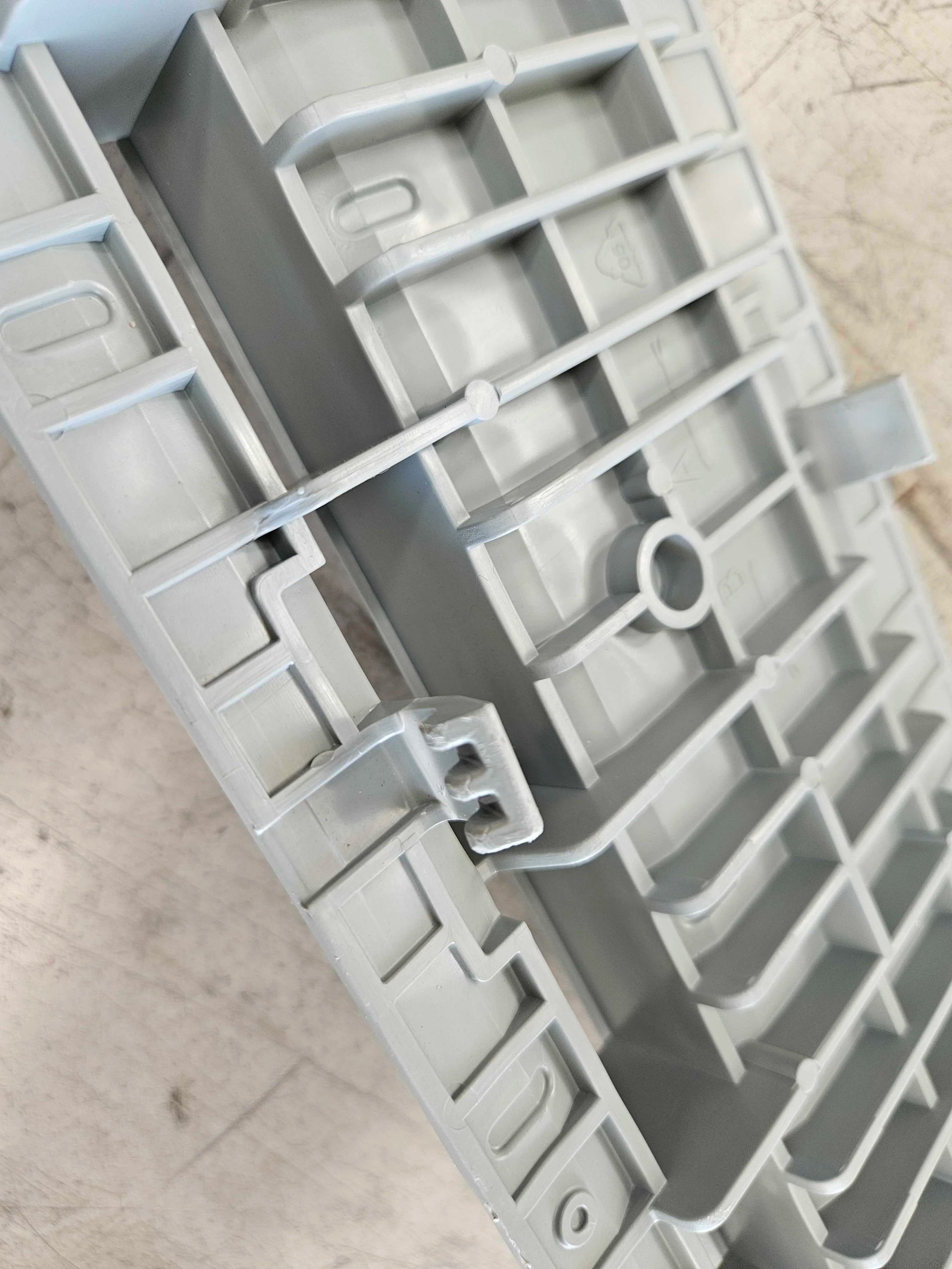 Rejilla oculta ranurada (SLOT) de plástico color gris H25 - Producto defectuoso
