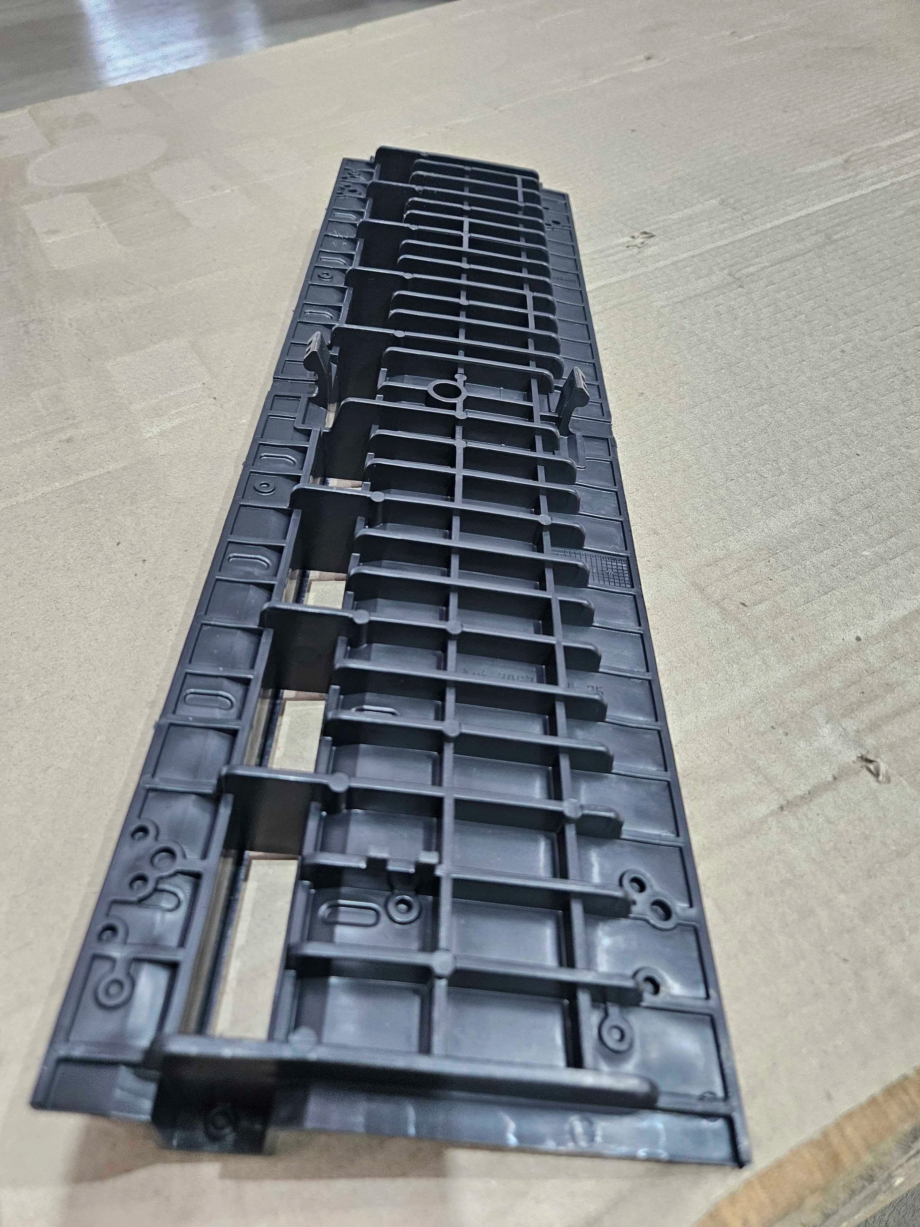 Rejilla oculta ranurada (SLOT) de plástico color negro H25 - Producto defectuoso
