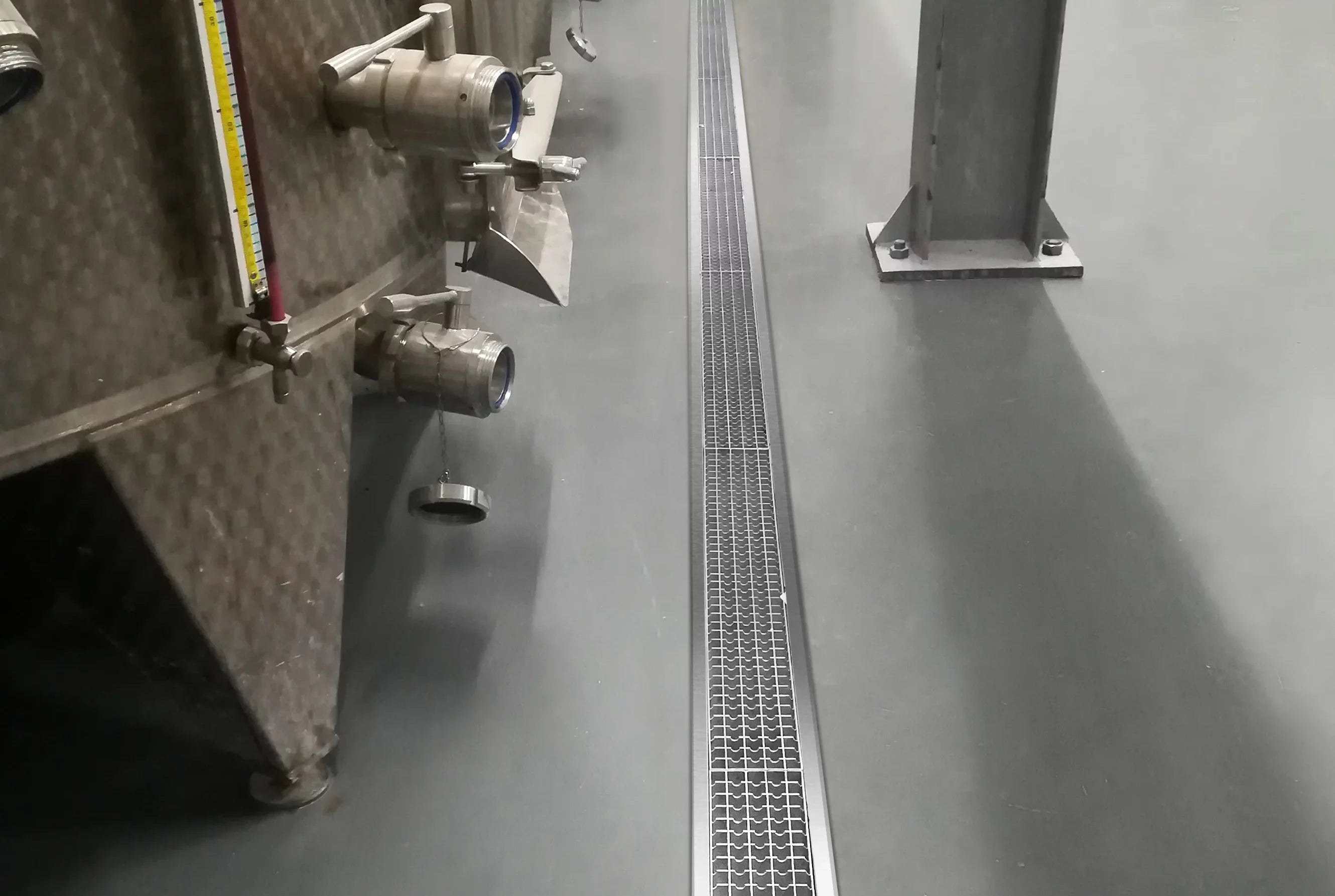 Drenaje en la industria alimentaria: por qué elegir canales de acero inoxidable