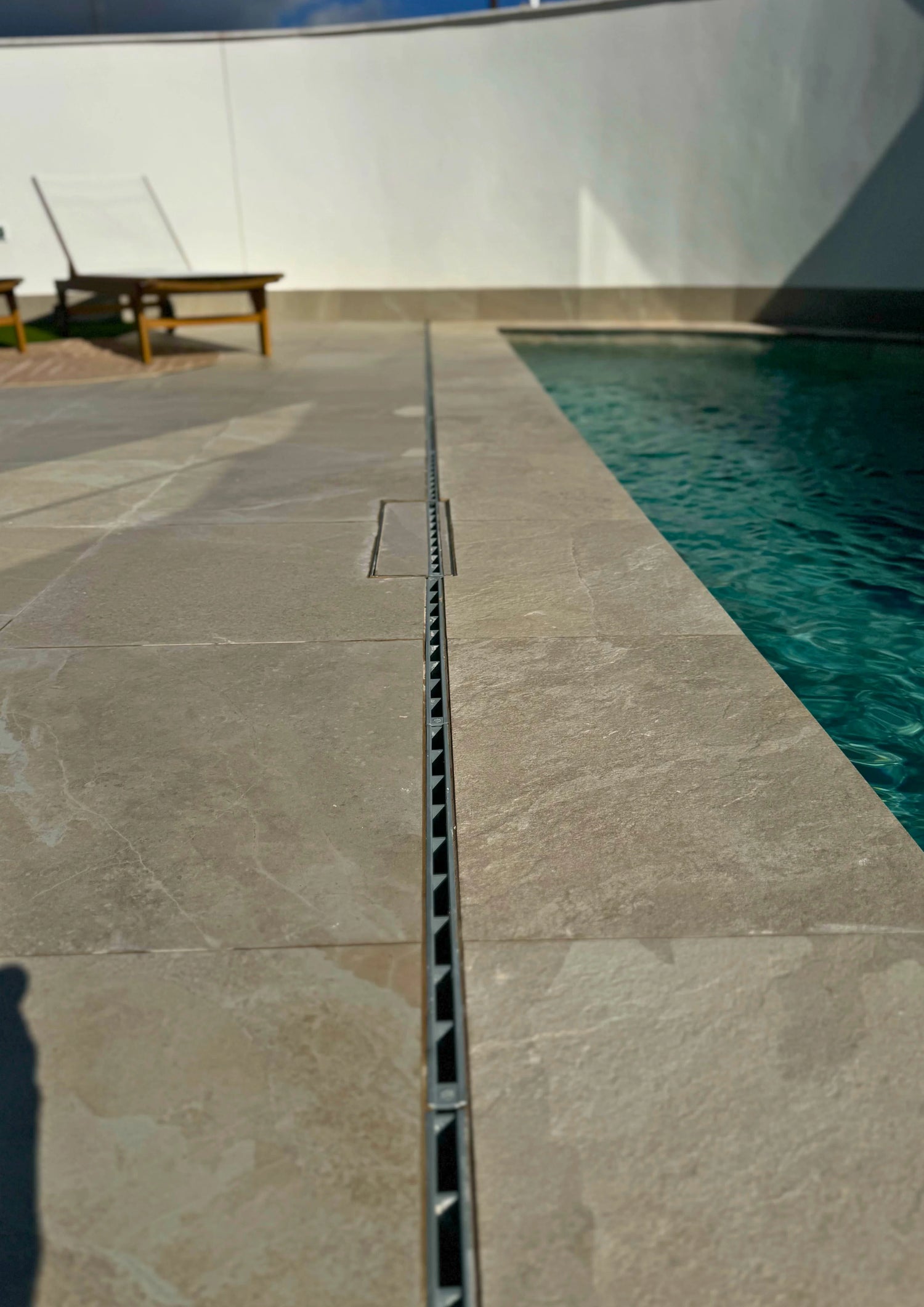 Drenaje Oculto en Chalets de Torrevieja – Funcionalidad y Estética en Exteriores