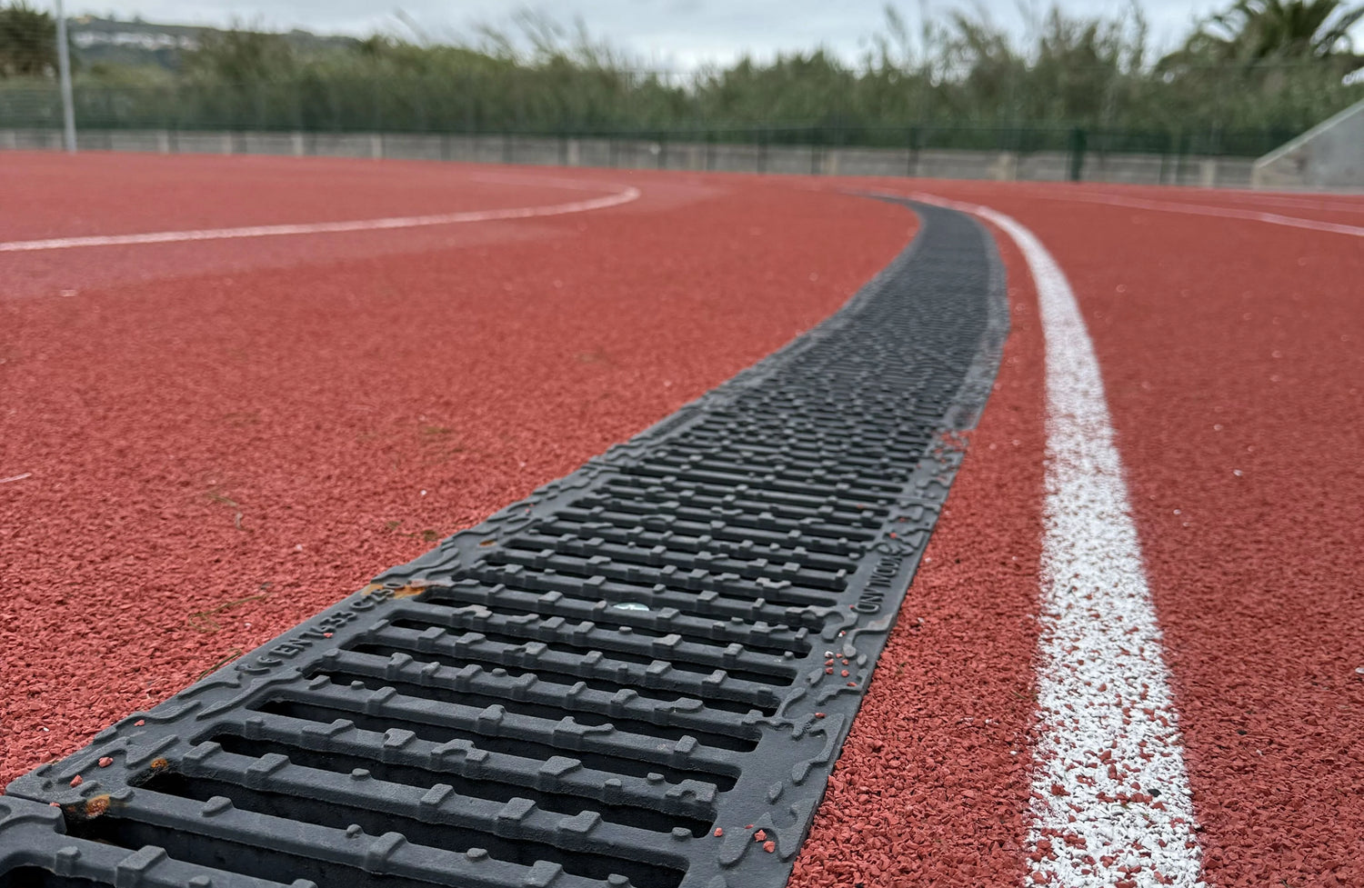 El drenaje que mantiene la pista de atletismo de Arucas en perfectas condiciones