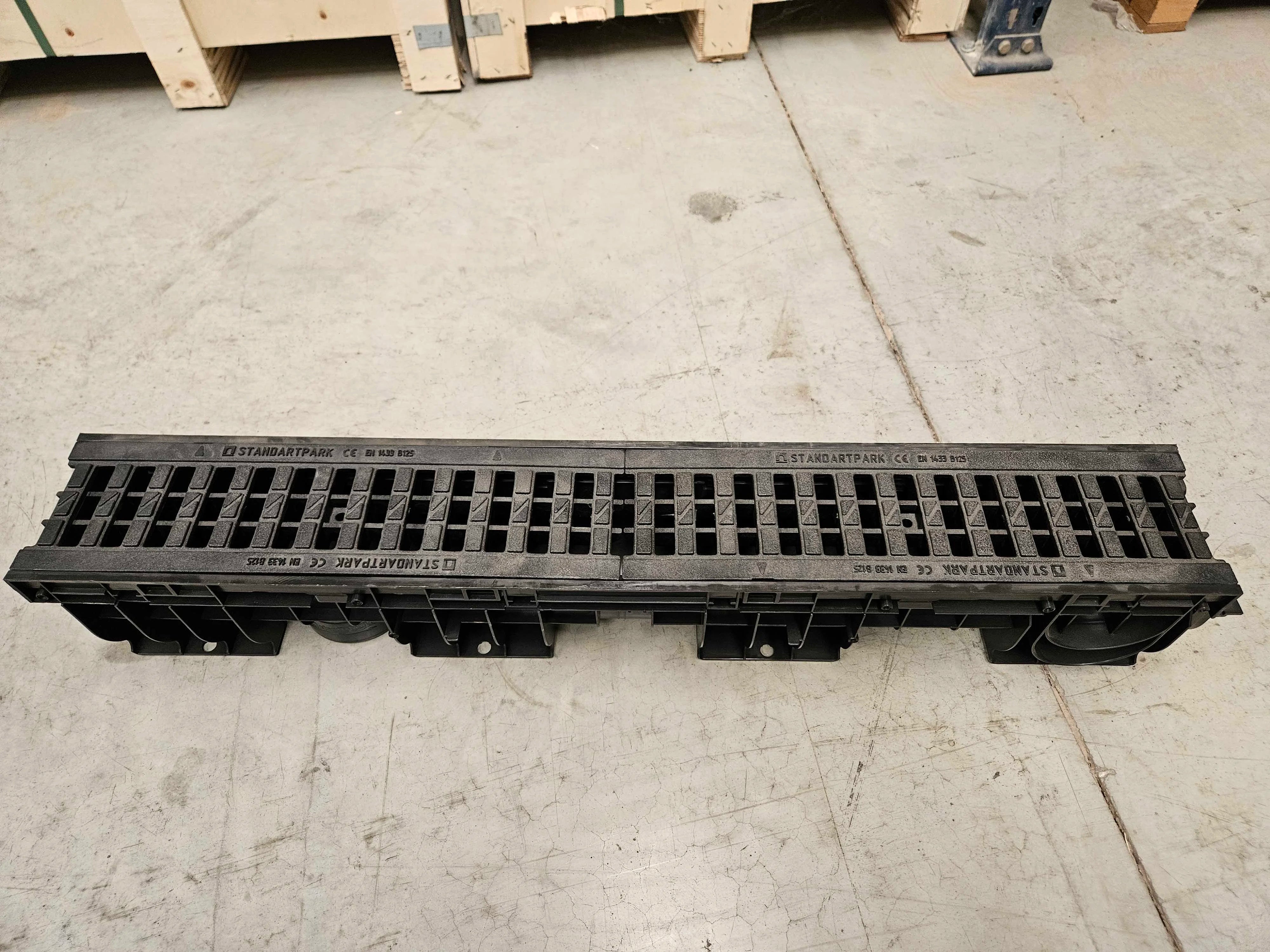Canal de Plástico PolyMax Basic DN100 H163 con Rejilla de Plástcio Nervada B125 - Liquidación
