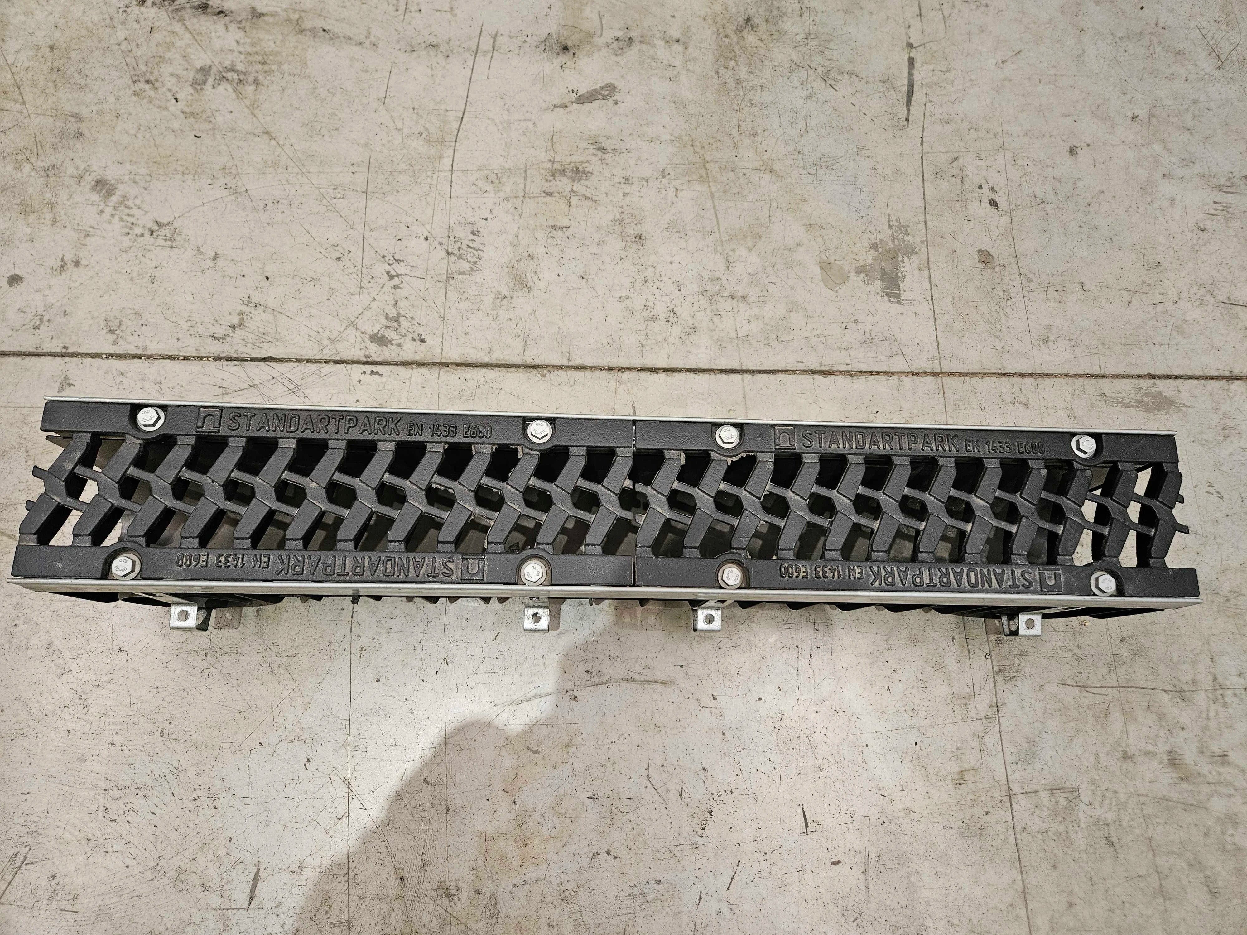 Canal de Plástico PolyMax Drive DN100 H220 con Rejilla de Fundición Dúctil Clase E600 - Liquidación