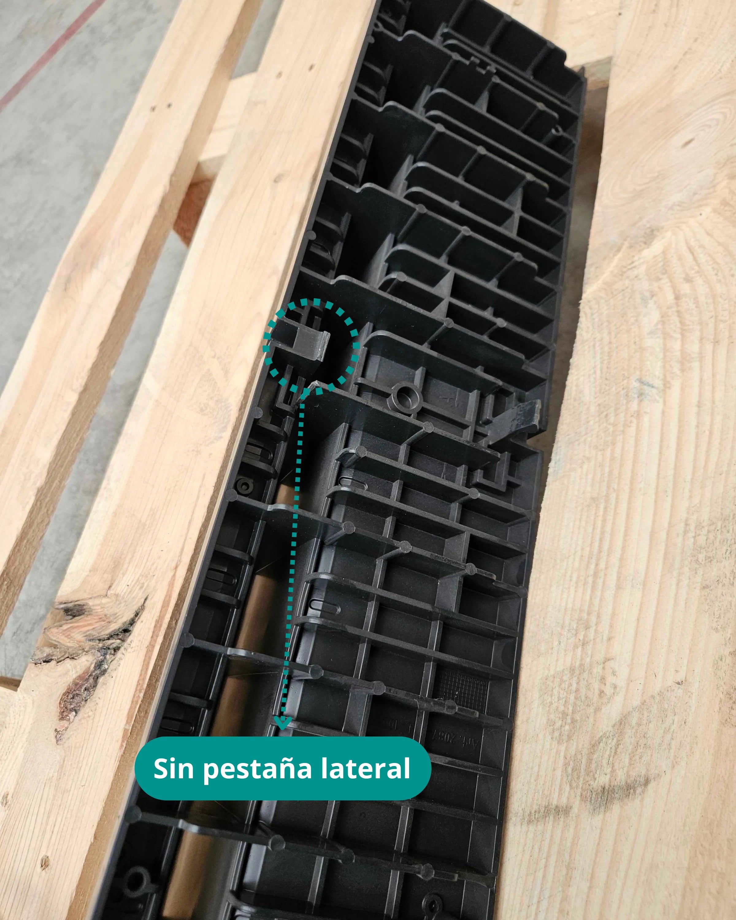 Rejilla oculta ranurada (SLOT) de plástico color negro H100 - Producto defectuoso