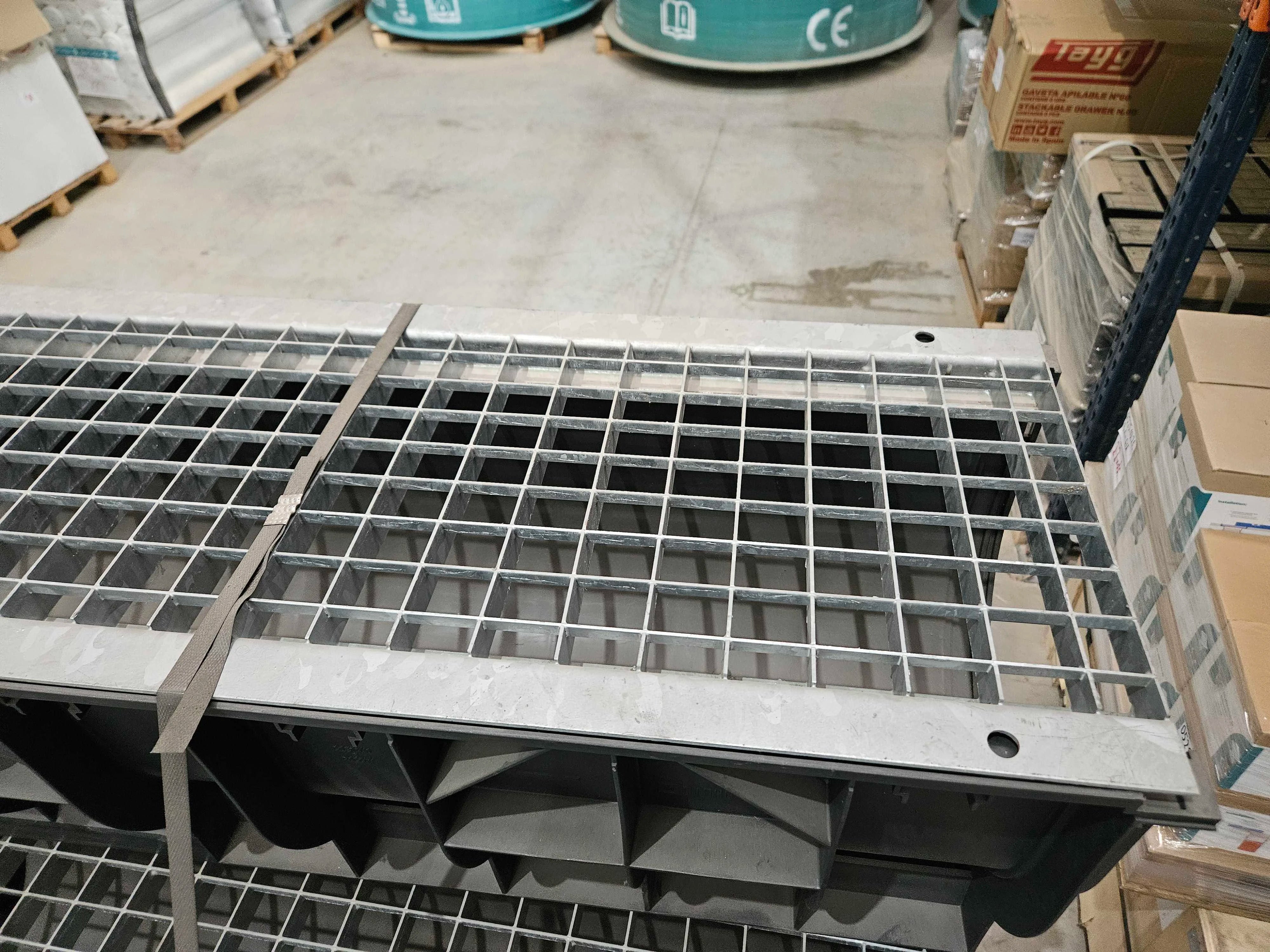 Canal de Plástico PolyMax Basic DN300 H356 con Rejilla Entramada de Acero Galvanizado Clase A15 - Liquidación