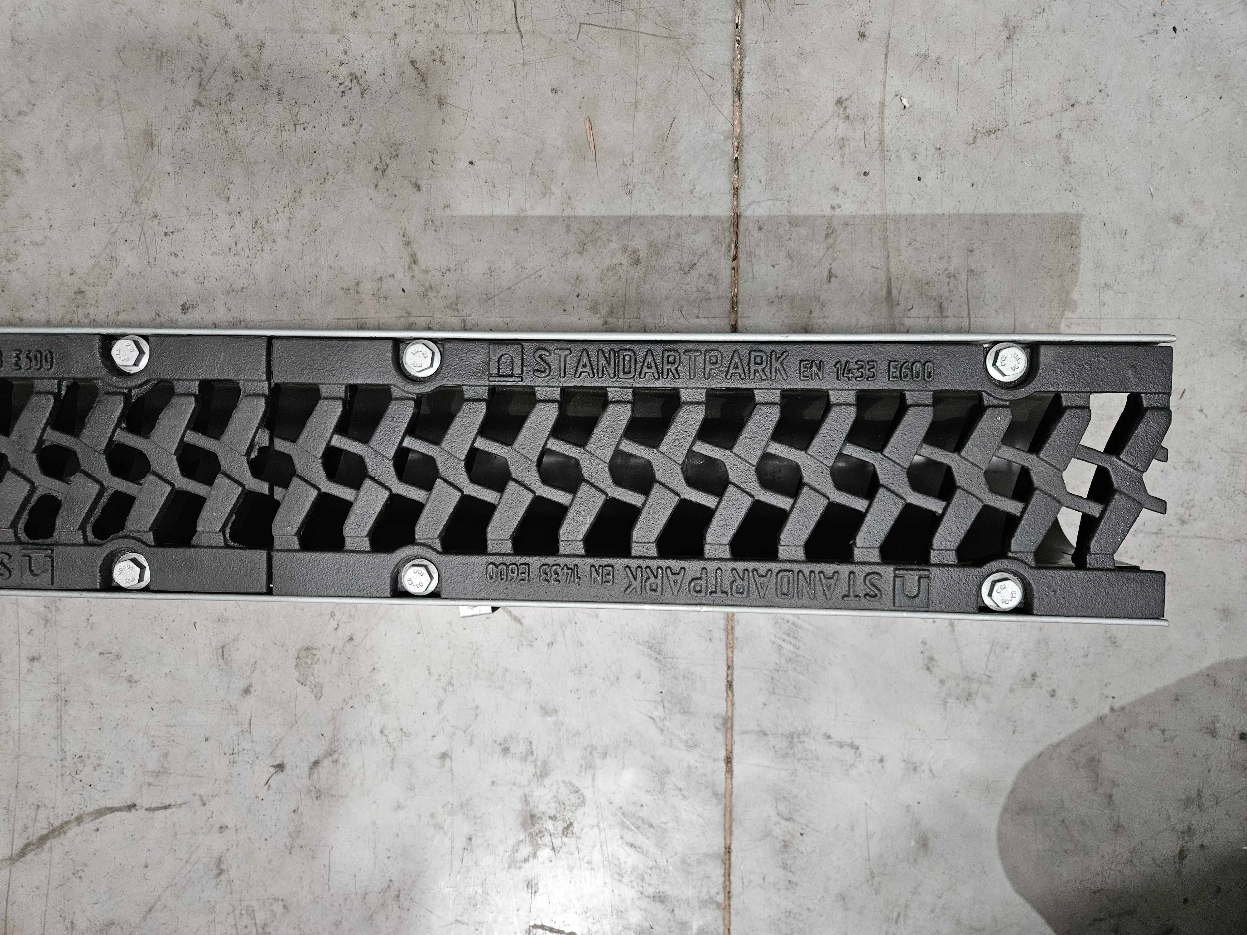 Canal de Plástico PolyMax Drive DN100 H170 con Rejilla de Fundición Dúctil Clase E600 - Liquidación