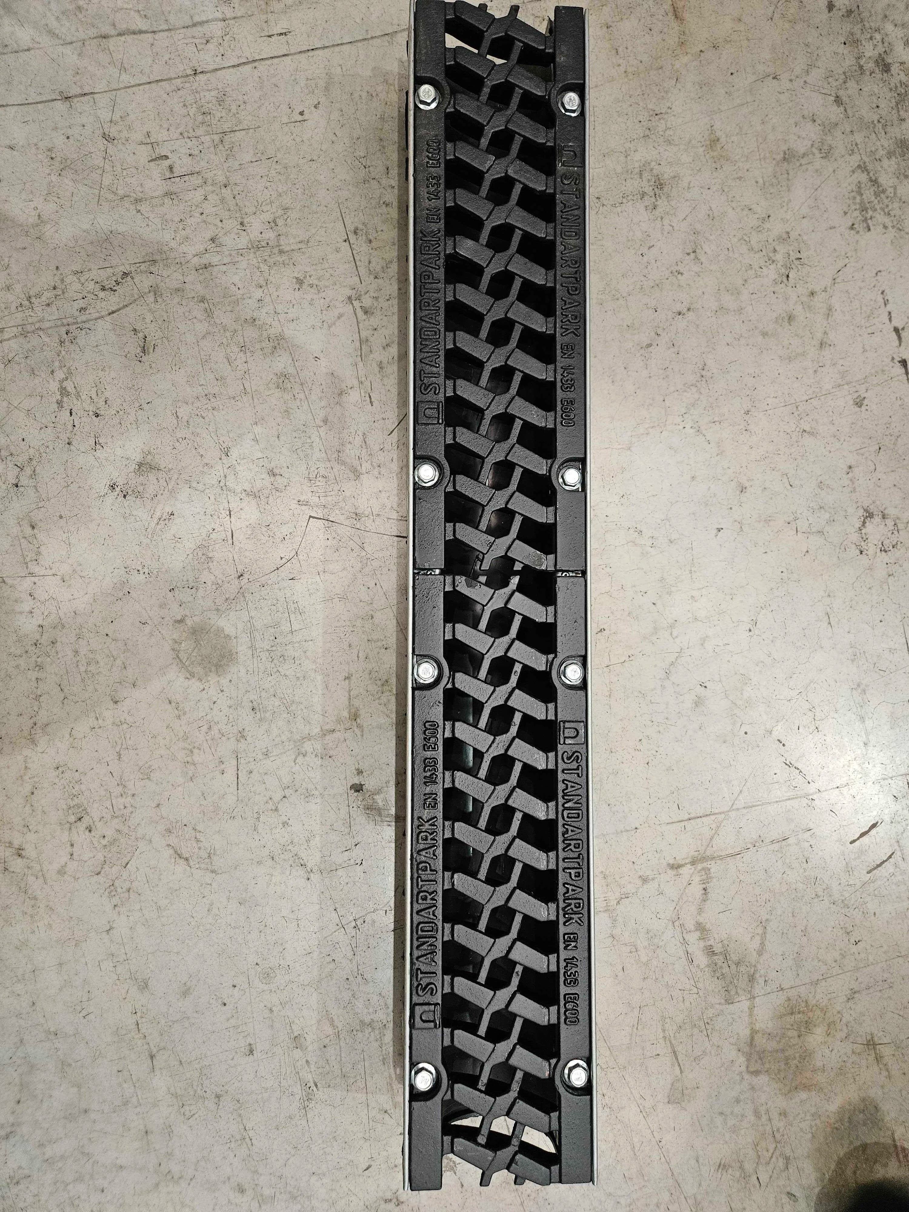 Canal de Plástico PolyMax Drive DN100 H140 con Rejilla de Fundición Dúctil Clase E600 - Liquidación