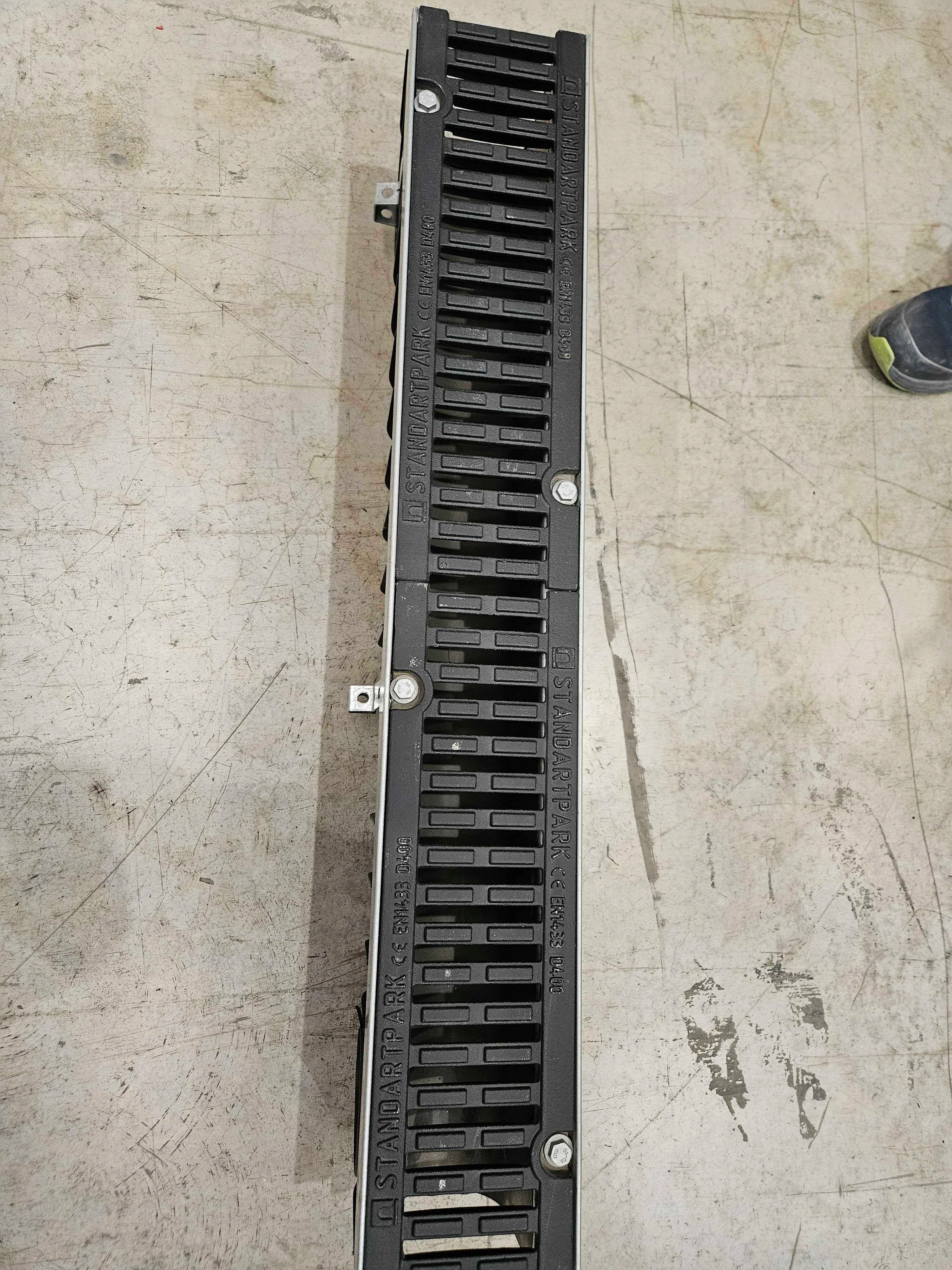 Canal de Plástico Pro DN100 H200 con Rejilla de Fundición Dúctil Clase D400 - Liquidación