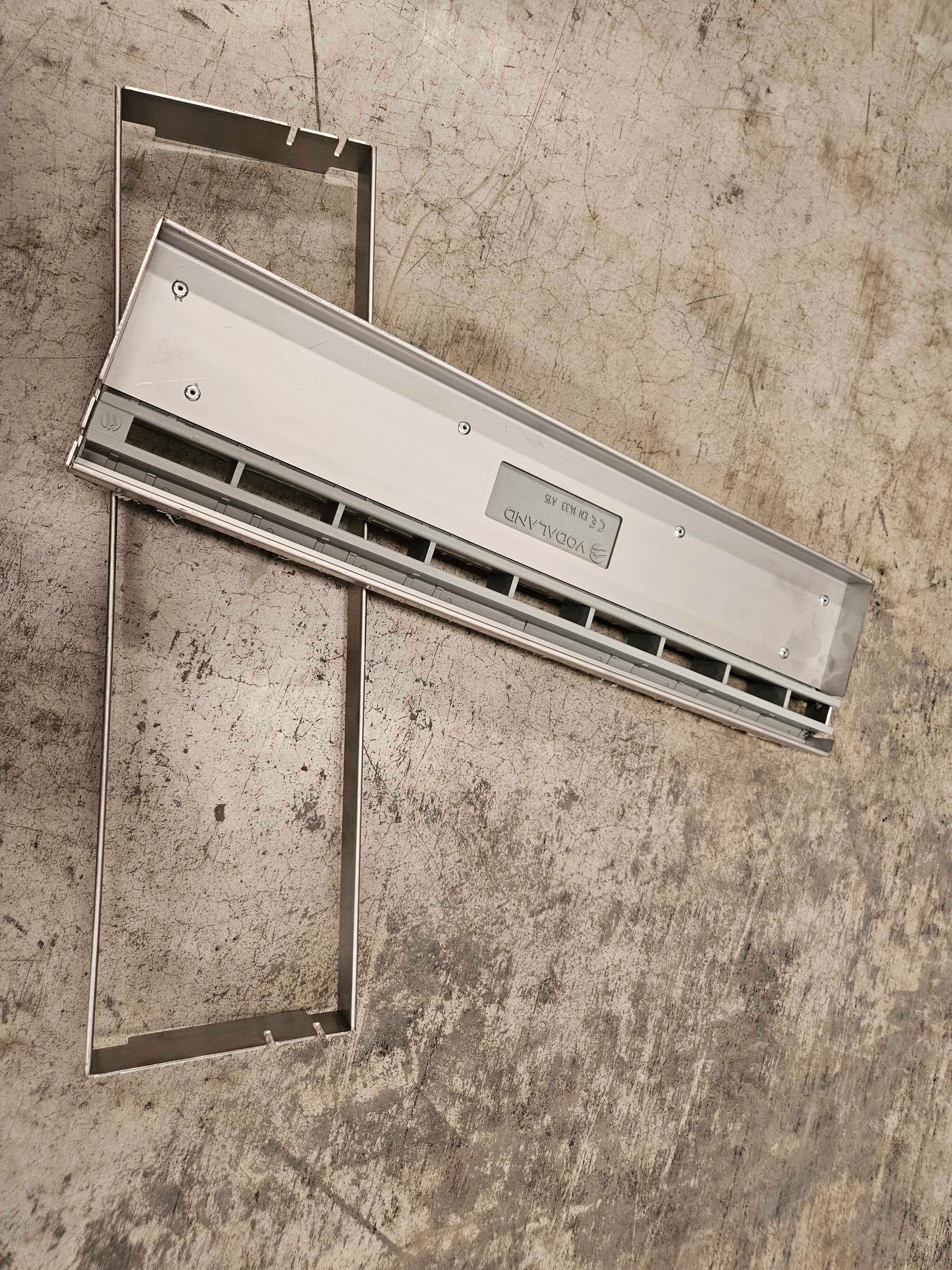 Registro SLOT de plástico color gris con marco de acero inoxidable AISI304 H25 - Producto defectuoso