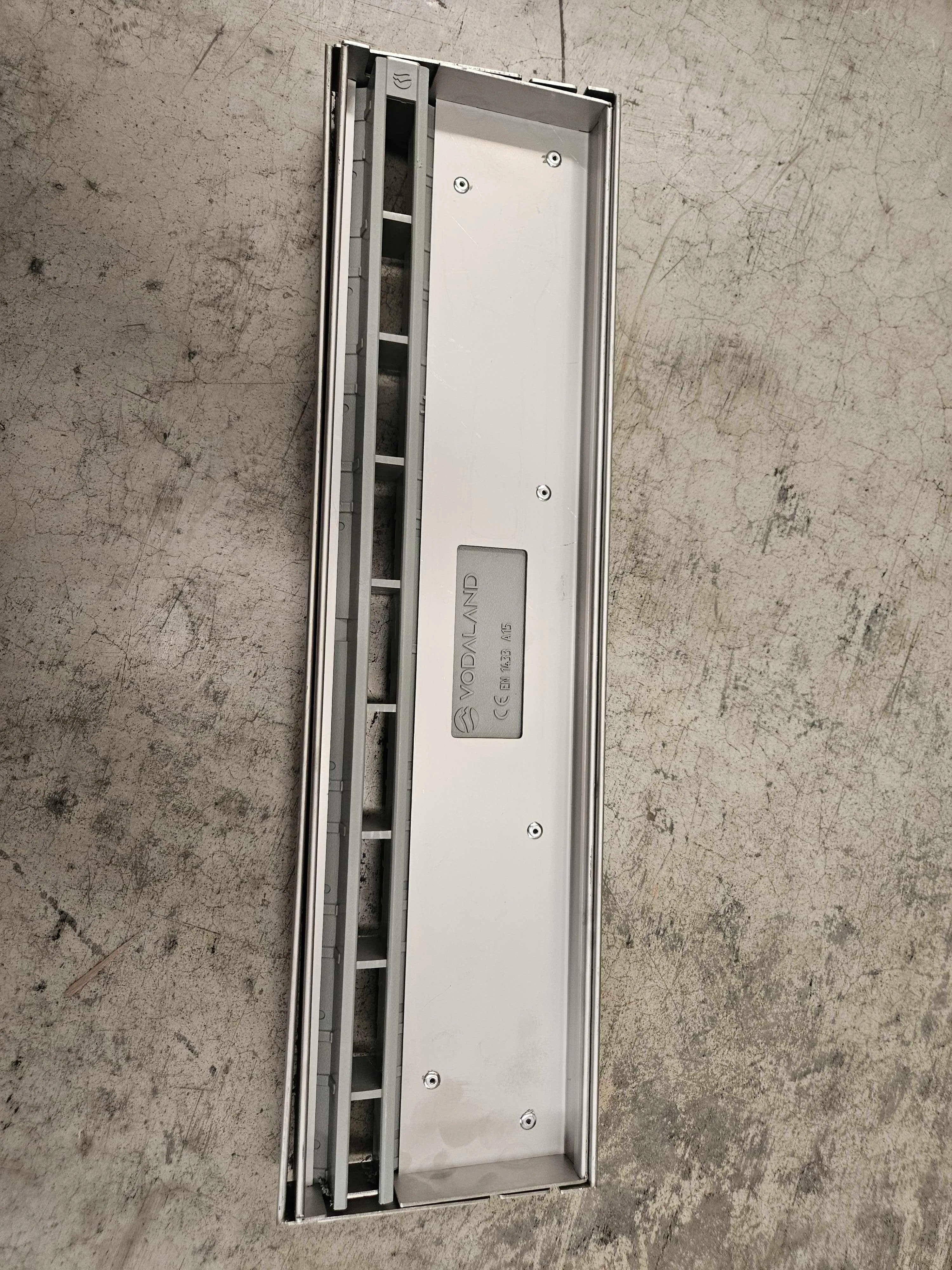 Registro SLOT de plástico color gris con marco de acero inoxidable AISI304 H25 - Producto defectuoso