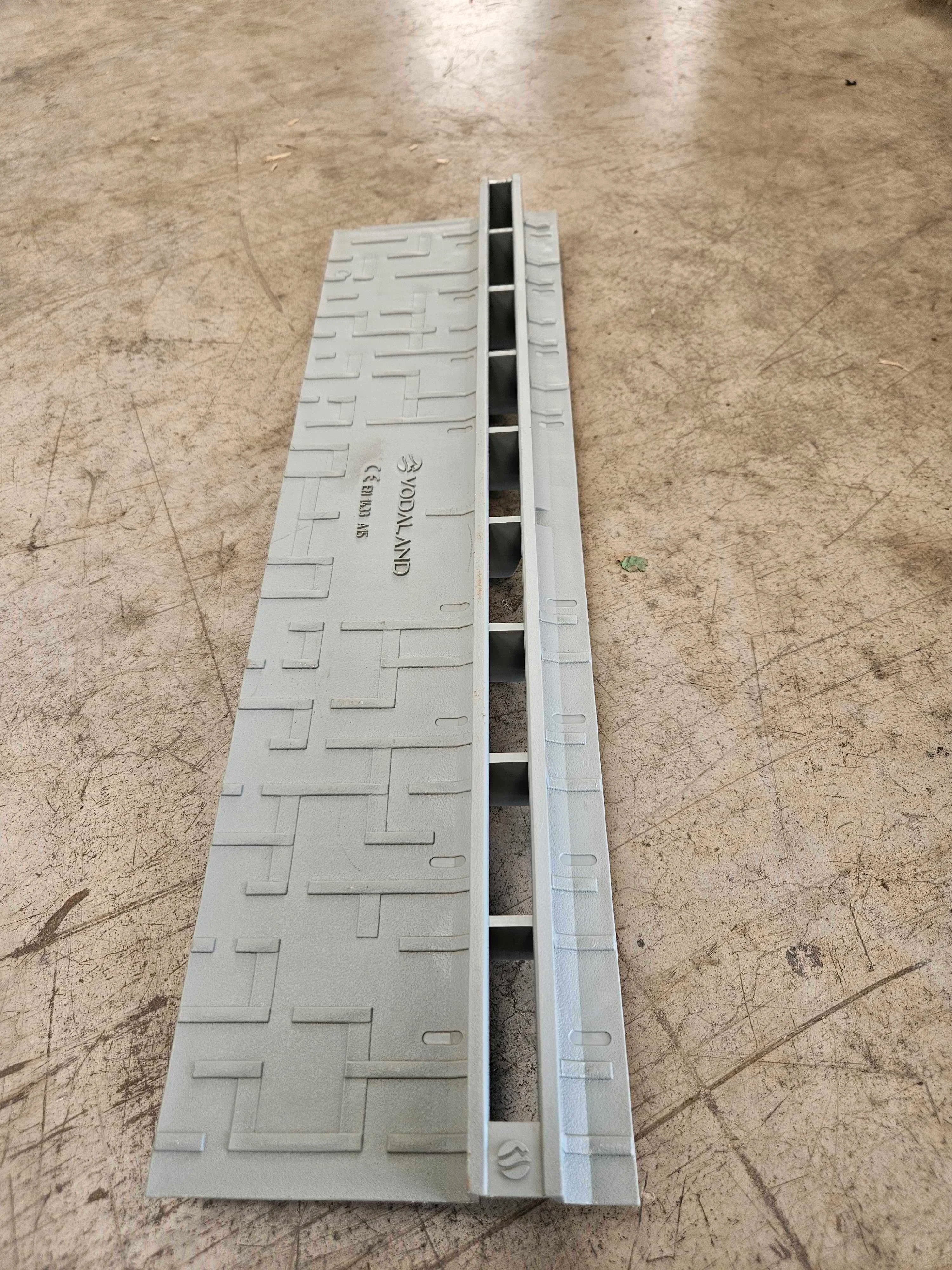 Rejilla oculta ranurada (SLOT) de plástico color gris H25 - Producto defectuoso