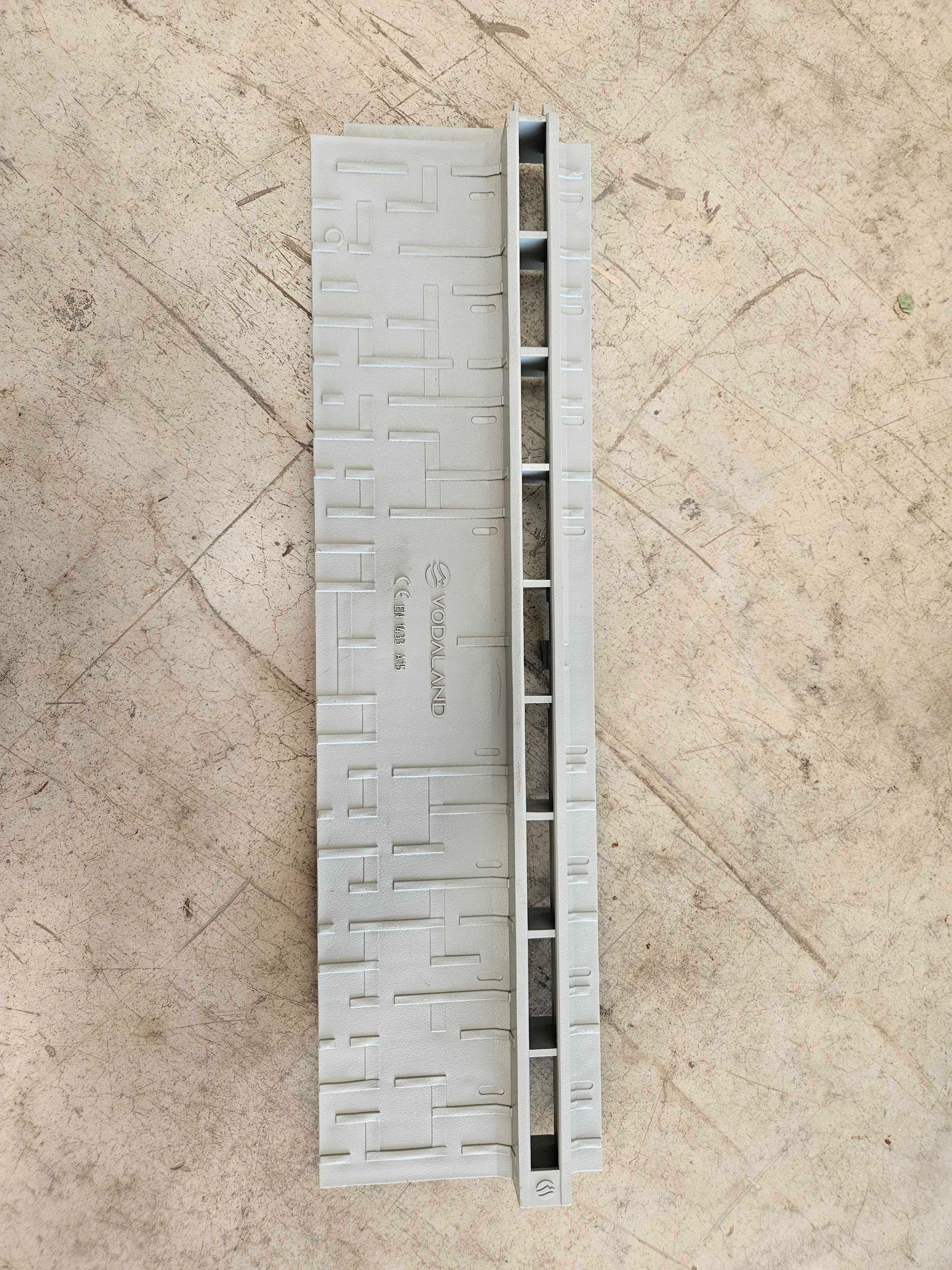 Rejilla oculta ranurada (SLOT) de plástico color gris H25 - Producto defectuoso