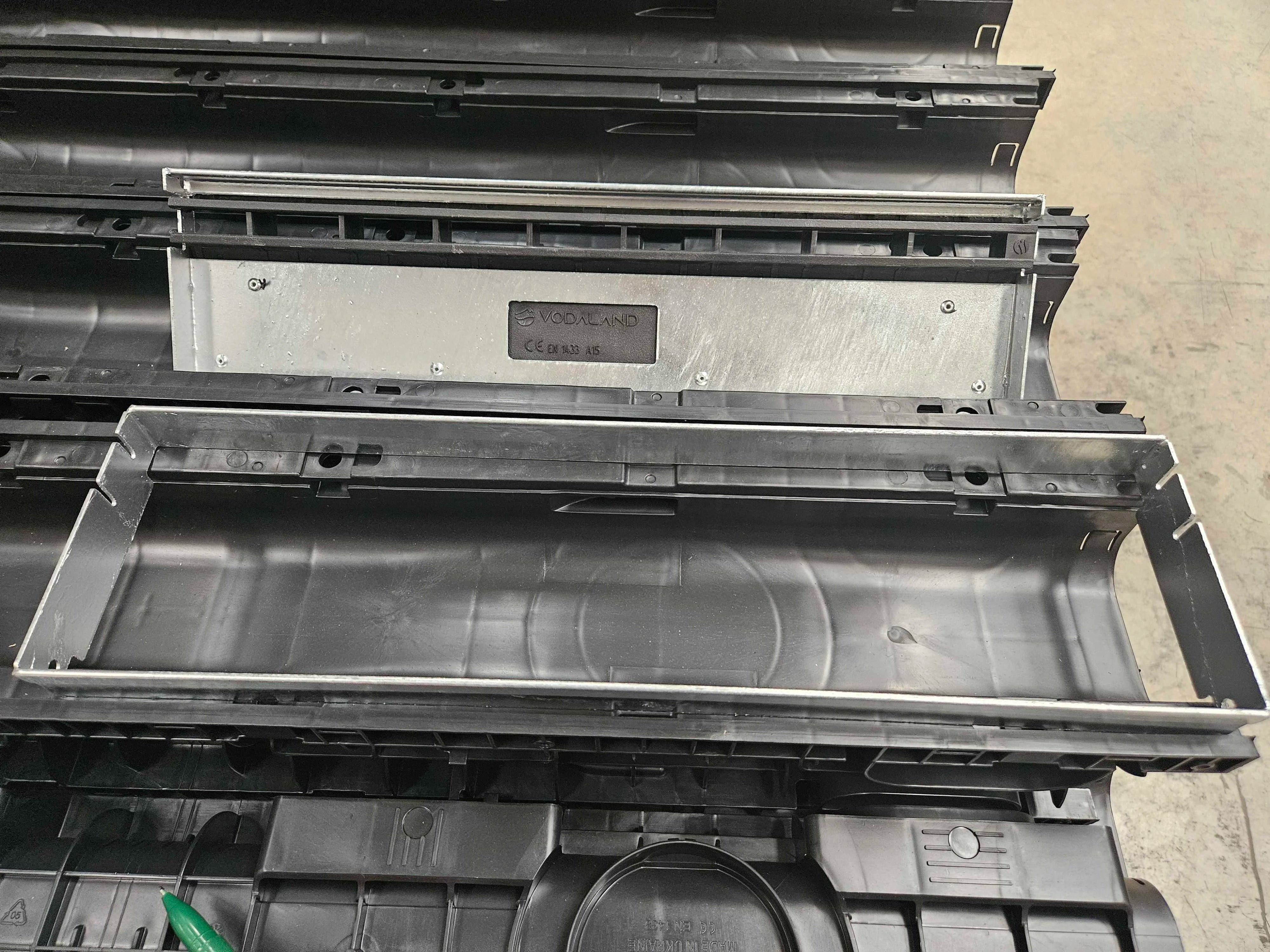 Registro SLOT de plástico color negro con marco de acero galvanizado H25 - Producto defectuoso