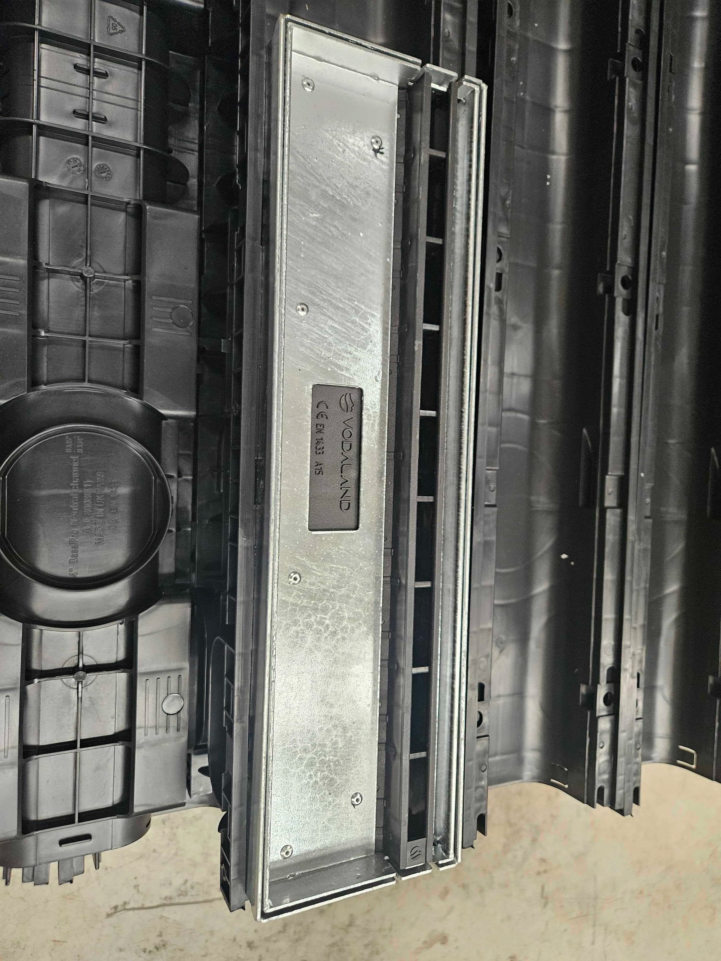 Registro SLOT de plástico color negro con marco de acero galvanizado H25 - Producto defectuoso