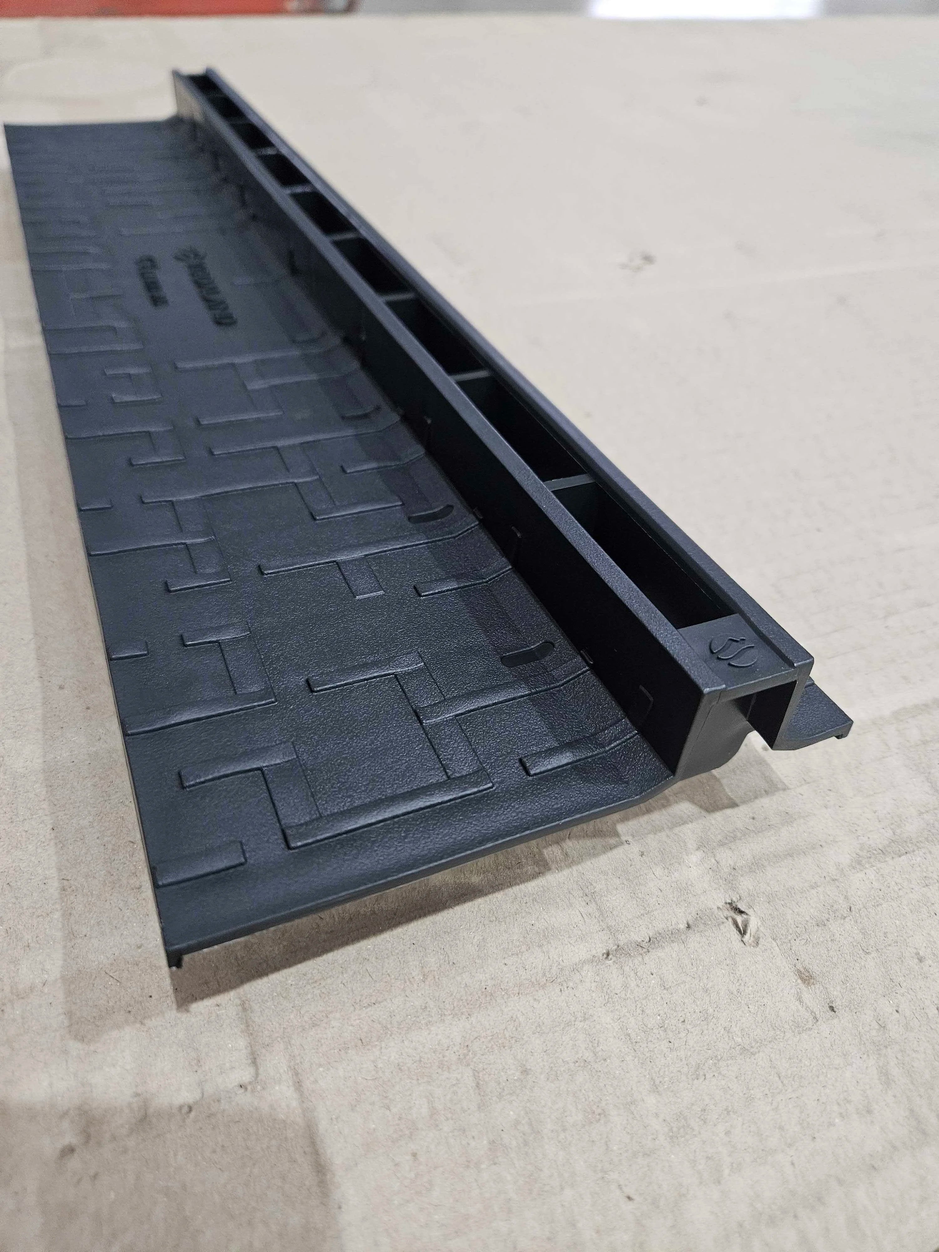 Rejilla oculta ranurada (SLOT) de plástico color negro H25 - Producto defectuoso