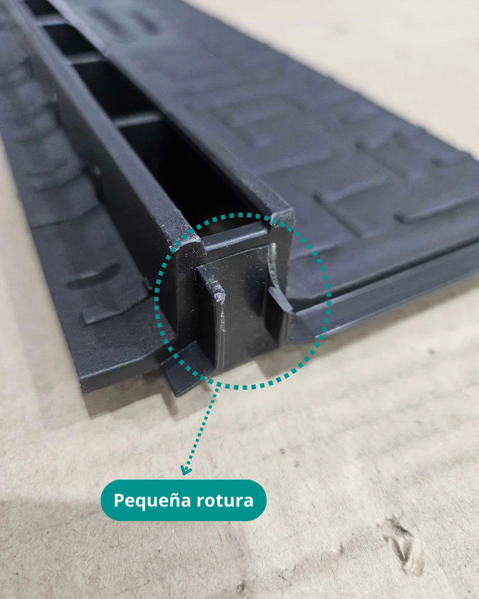 Rejilla oculta ranurada (SLOT) de plástico color negro H25 - Producto defectuoso
